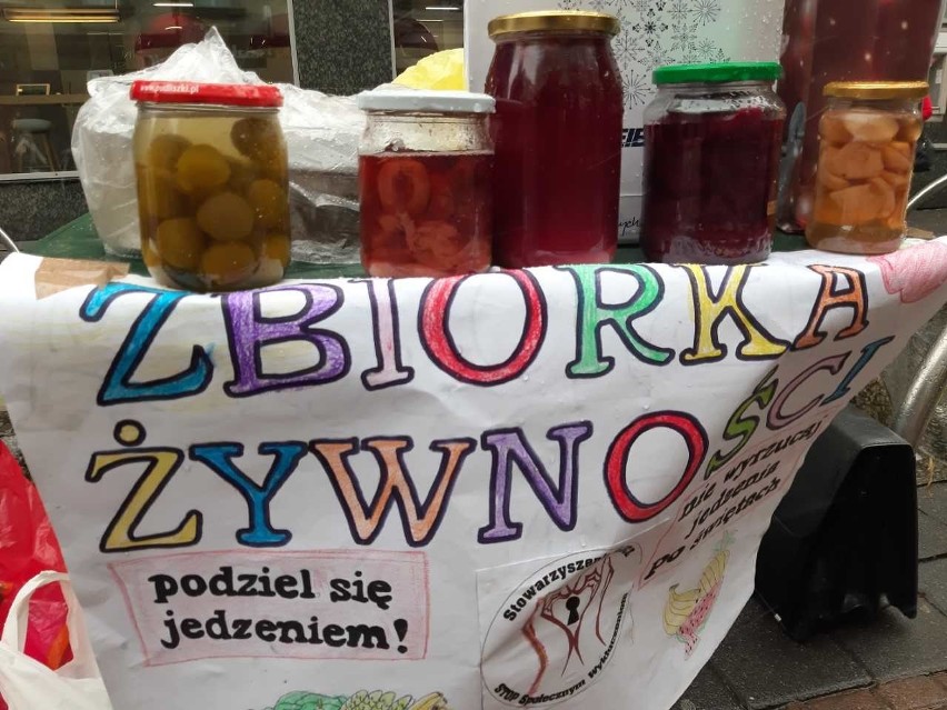 W centrum Katowic trwa poświąteczna zbiórka żywności.