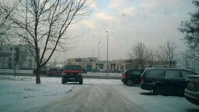 Kierowcy łamią przepisy i wyjeżdżają z  parkingu przy ulicy Massalskiego 4 przez chodnik, aby dostać się do ulicy Szajnowicza. 