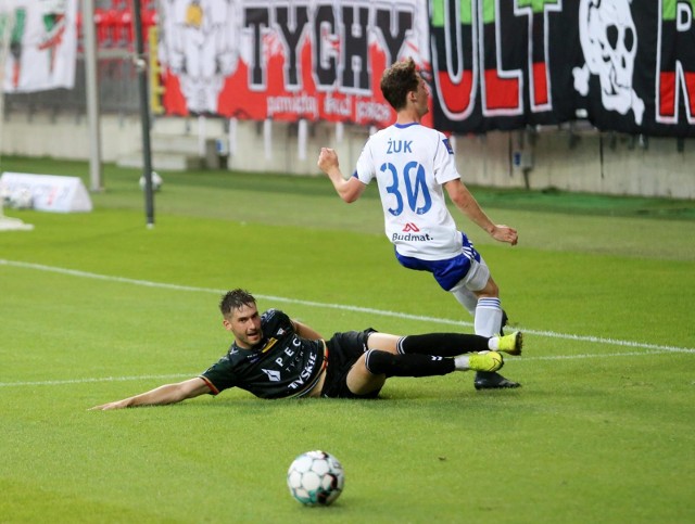 Piłkarze Wisły Płock (jaśniejsze stroje) ograli w Pucharze Polski GKS Tychy, ale odpadli z Pogonią Szczecin