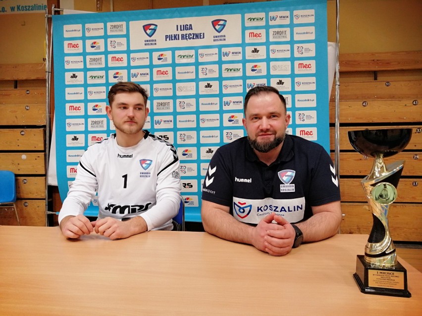 Trener Gwardii Piotr Stasiuk (z prawej) i bramkarz Marcin...