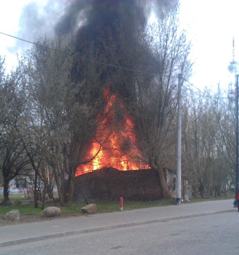 Pożar wybuchł przed godziną 13. Palił się opuszczony...