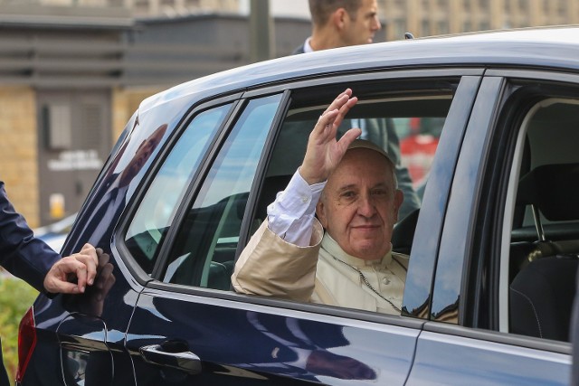 Ci, którzy myśleli, że  papież, który przybył do Polski z okazji Światowych Dni Młodzieży po wyjściu z samolotu na krakowskim lotnisku, przesiądzie się do limuzyny, pomylili się. Papież wsiadł do Volkswagena Golfa / Fot. Archiwum Polska Press