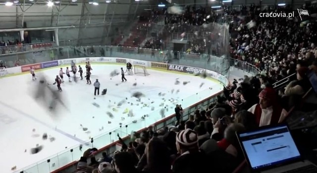 W pierwszej edycji Teddy Bear Toss Cracovia kibice zasypali taflę pluszakami po pierwszej bramce "Pasów"