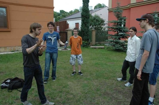 Młodzi improwizatorzy ćwiczą wspólnie z Radosławem Mazurem, aktorem i członkiem grupy improwizacyjnej Afront.