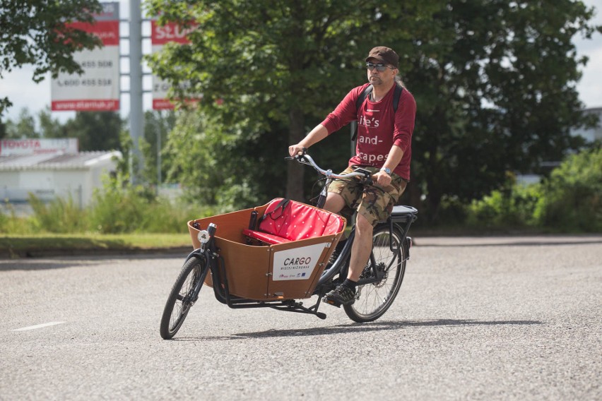 Dwukołowy rower cargo Babboe City-E ma otwartą drewnianą...