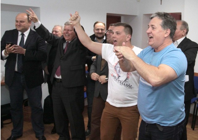 Burzą oklasków i skandowaniem "Andrzej Duda prezydentem" przyjęto w biurze Prawa i Sprawiedliwości w Radomiu sondażowe wyniki wyborów prezydenckich 2015.