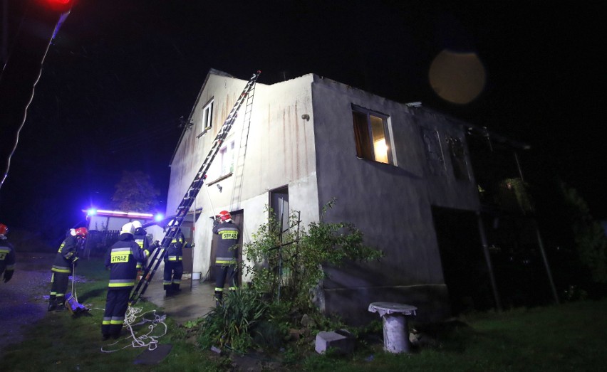 Zerwany dach budynku we Wrzosach koło Chęcin. Strażacy w akcji (WIDEO, ZDJĘCIA)   