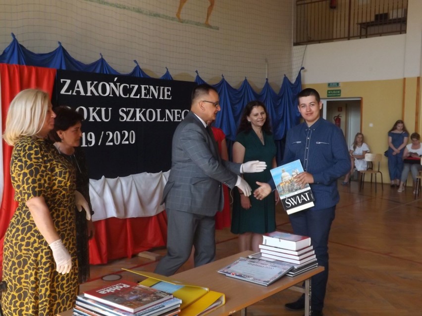 Zakończenie roku szkolnego 2019 / 2020 w Publicznej Szkole Podstawowej w Iwaniskach [ZDJĘCIA]