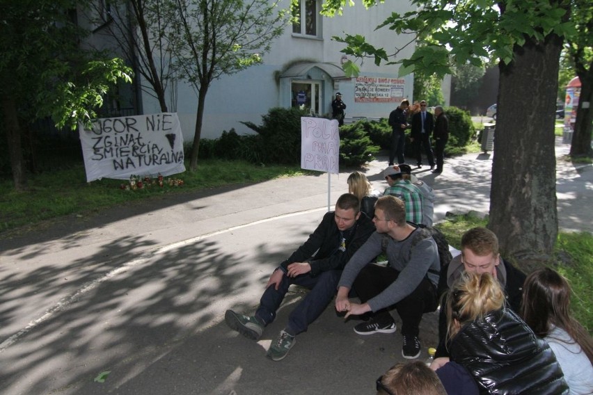 Około 100 osób protestowało pod komisariatem policji Wrocław...