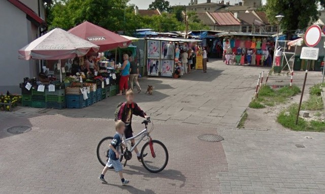 To był 2012 roku, kiedy kamery Google Street View pojawiły się w Zielonej Górze. udało się uchwycić kolorowe ubrania. Modne wówczas różowe i pomarańczowe topy, ale nie tylko. Pamiętasz to miejsce?