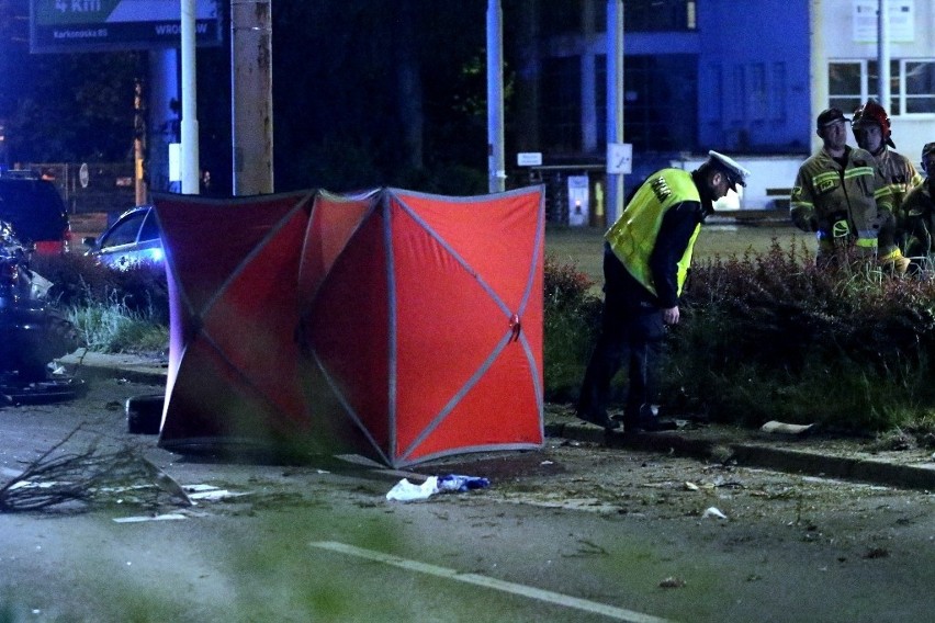 Tragiczny wypadek na Powstańców Śląskich we Wrocławiu. Dwie osoby zginęły na miejscu [ZDJĘCIA]