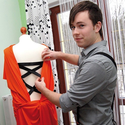 Mateusz Tomczyk na razie projektuje ubrania tylko dla kobiet, ale w przyszłości chce zająć się również modą męską.