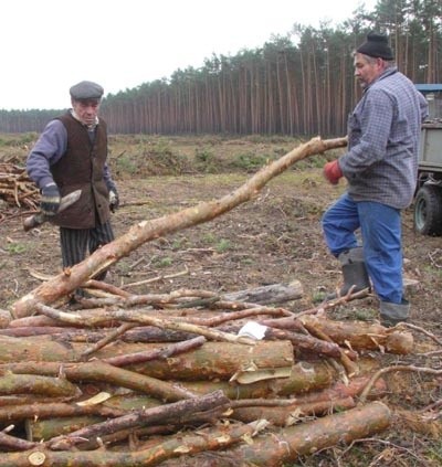 Piotr Dąbek ze Starych Drzewiec (z prawej) kupił na opał gałęzie pozostałe po wyrębie lasu w okolicach Leśnej Doliny. Za metr sześcienny zapłacił 52 zł. Uważa jednak, że to się opłaca.