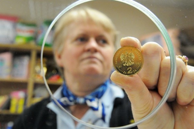 - U nas nie ma problemów płaceniem nowymi monetami - informuje Grażyna Wróblewska z kargowskiej poczty i pokazuje cały woreczek okolicznościowych monet