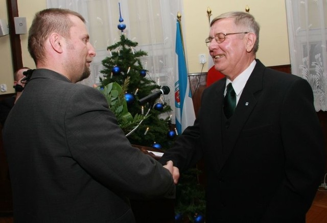 Po złożeniu przysięgi przez Tadeusza Dubickiego (z prawej) jako jeden z pierwszych gratulacje złożył mu Remigiusz Lorenz. Ostatnio postanowił, że mimo rekomendacji burmistrza nie zostanie jego zastępcą.