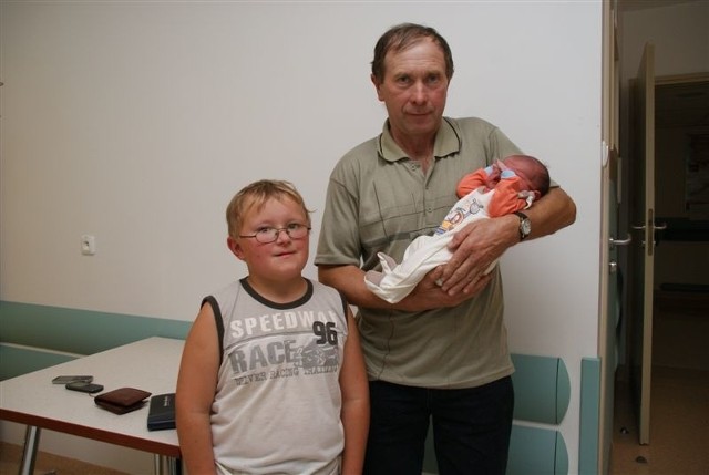 Syn Tadeusza i Bożeny Kisiel z Piaseczni, gm. Kadzidło. Urodził się 18 września, ważył 4000g, mierzył 58cm. W domu czeka na niego dwuletnia siostra Olga i ośmioletni syn Grześ. Na zdjęciu z tatą i bratem. 
