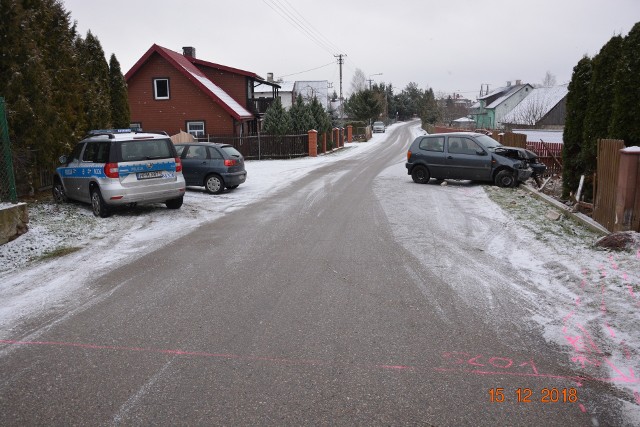 Policjanci z suwalskiej drogówki, w minioną sobotę około godziny 8.30, zostali poinformowani o zdarzeniu drogowym w miejscowości Mała Huta. Po przybyciu we wskazane miejsce zastali 26- latka, który kierował vw polo i 19- letnią pasażerkę. Ze wstępnych ustaleń mundurowych wynika, że kierujący na śliskiej jedni stracił panowanie nad pojazdem, zjechał na pobocze, a następnie uderzył w ogrodzenie, jednej z posesji. Ponadto badanie stanu trzeźwości mężczyzny wykazało ponad 1.6 promila alkoholu w jego organizmie. Teraz dalszym losem nieodpowiedzialnego kierowcy zajmie się sąd.Zobacz też: Domuraty. Wypadek zablokował DK8. Zderzyły się dwa tiry i dwa auta osobowe