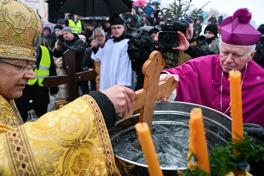 Obrzęd poświęcenia wody nad brzegiem Sanu w Przemyślu...