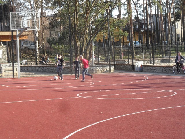 W centrum sportowo-wypoczynkowym Dotyk Jury w Myszkowie w miniony weekend było jak w środku lata. Na wszystkich boiskach, placach zabaw, placach rekreacji, ścieżkach z urządzeniami do ćwiczeń coś się działo