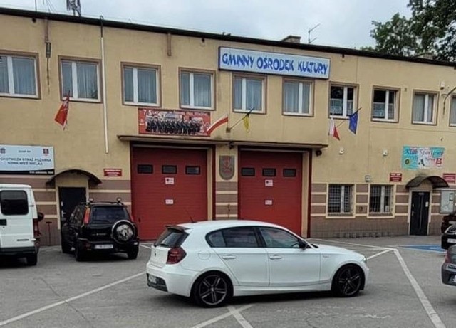 - Niestety, kolejny raz w dzień targowy, wyjazd z naszych bram został zablokowany przez zaparkowany samochód…- alarmują strażacy z Ochotniczej Straży Pożarnej w Nowej Wsi Wielkiej pod Bydgoszczą.