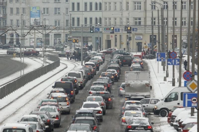 Wrocław pod śniegiem. Mieszkańcy mieli problem z dotarciem na czas (ZDJĘCIA)