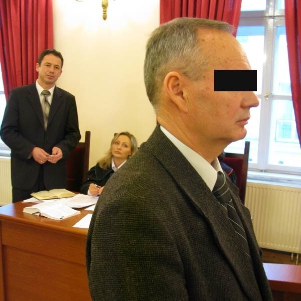 Z popisem: Oskarżycielem posiłkowym w procesie Jacka Z. jest Bugusław Jaworski (z tyłu).  Panowie spotkali się już na sali sądowej w trybie wyborczym oraz przy rozpatrywaniu protestu. Teraz w sprawie karnej. 
