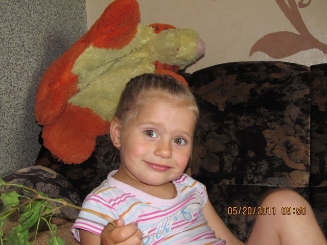 53. Natalia  Jakacka ma 4 latka. Mieszka w Laskowcu. Bardzo lubi jeździć na rowerze i oglądać bajki.