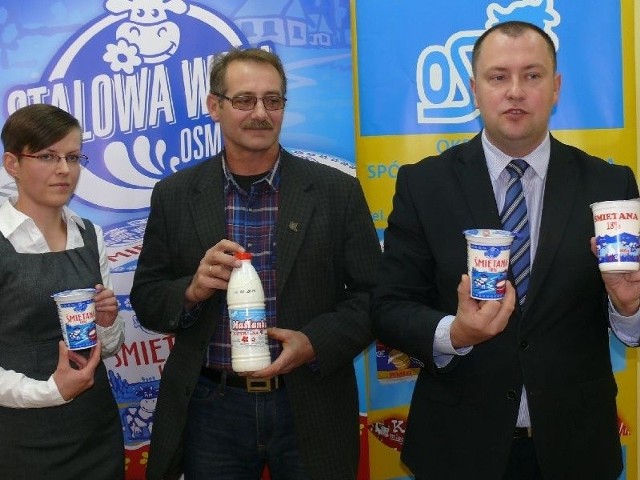 Z prawej prezes Okręgowej Spółdzielni Mleczarskiej Sławomir Czwal i kierownictwo mleczarni prezentują wyroby w nowych opakowaniach (to logo z lewej strony).