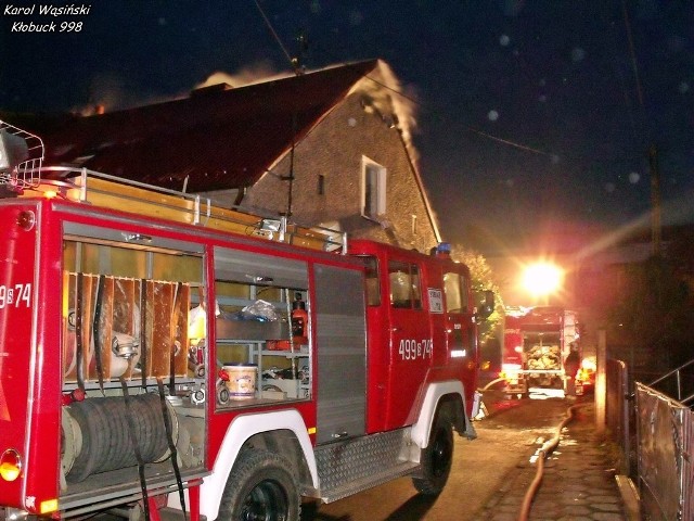 Pożar w Przystajni. Strażakom udał sie zlokalizować pożar i ugasić dom