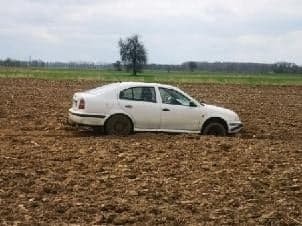 Sypniewo. Ukradł samochód, bo nie chciało mu się wracać do domu pieszo. 17-letni mieszkaniec gminy Krasnosielc ma teraz problemy