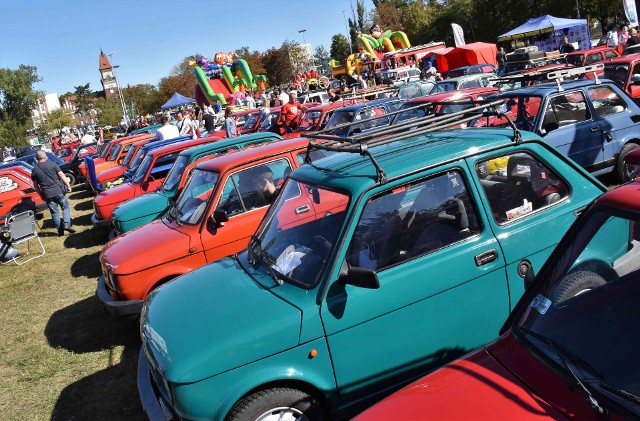 Zabytkowe samochody zaprezentowano w Inowrocławiu 3 września podczas VII Zlotu Fiata 126p i Klasyków