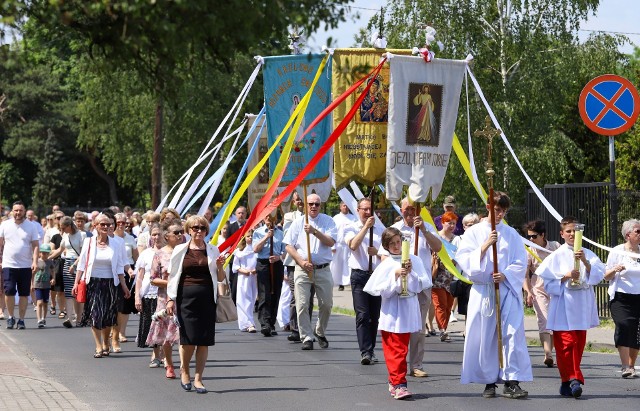 Tak wyglądała procesja parafii pw. Miłosierdzia Bożego i św. Siostry Faustyny Kowalskiej w Toruniu. Oto fotorelacja! >>>>>