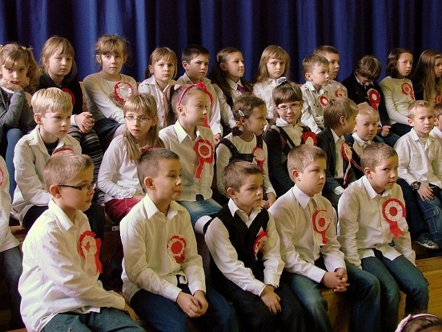 Uczniowie przypięli do ubrań biało - czerwone kotyliony -   symbol polskości.