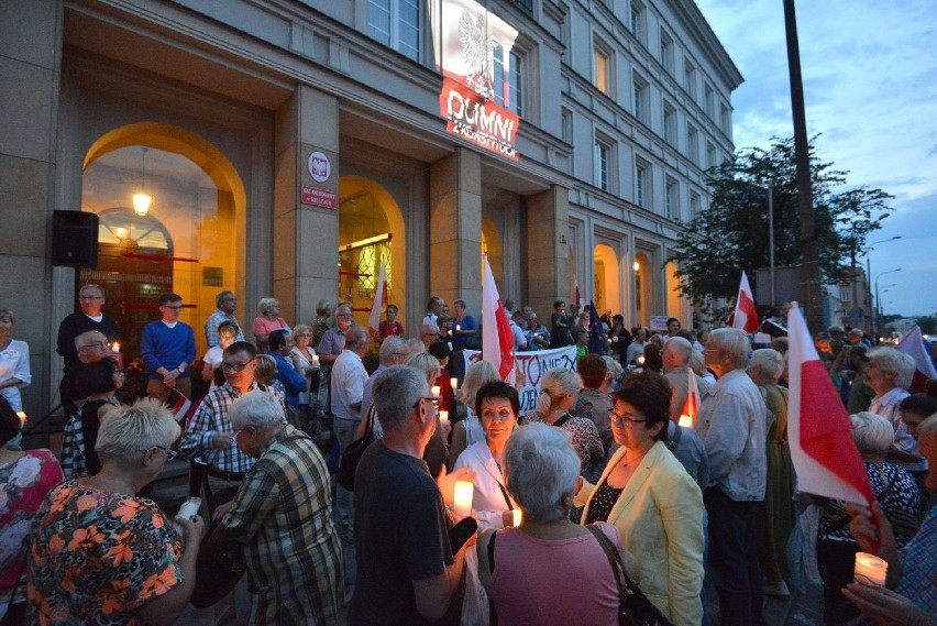 Protest pod Sądem Okręgowym w Kielcach. Setki kielczan świętowało weto prezydenta 
