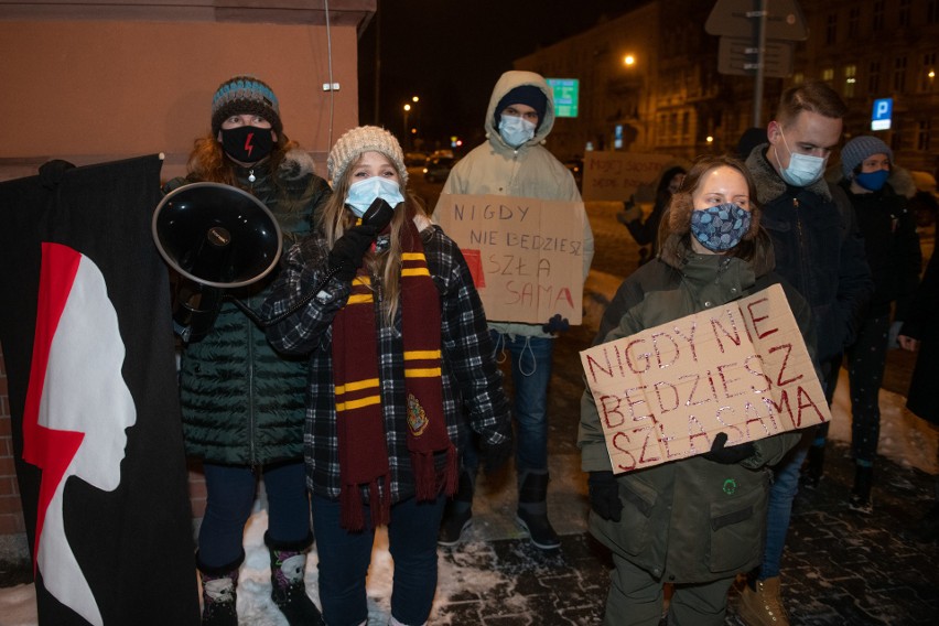 Około 30 osób pikietowało we wtorek przed komisariatem na...