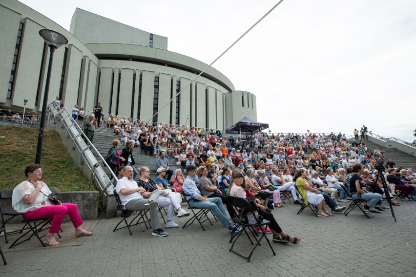 Do amfiteatru Opery Nova wejść na koncert Rzeki Muzyki 2021...