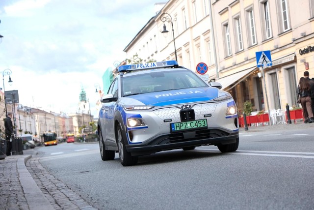 Do zdarzenia doszło 6 czerwca przy ul. Chmielnej w Warszawie. Policyjny patrol zatrzymał kierowcę bmw. Kierowca był agresywny. Ruszył z miejsca potrącając dwóch policjantów.