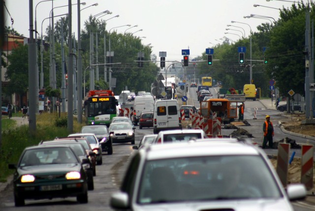 Przebudowa al. Kraśnickiej zaczęła się w marcu br. Trasa ma zostać poszerzona na odcinku między ul. Roztocze a budowaną ul. Gęsią. Zmiany mają ułatwić wjazd do miasta i dojazd do sklepów