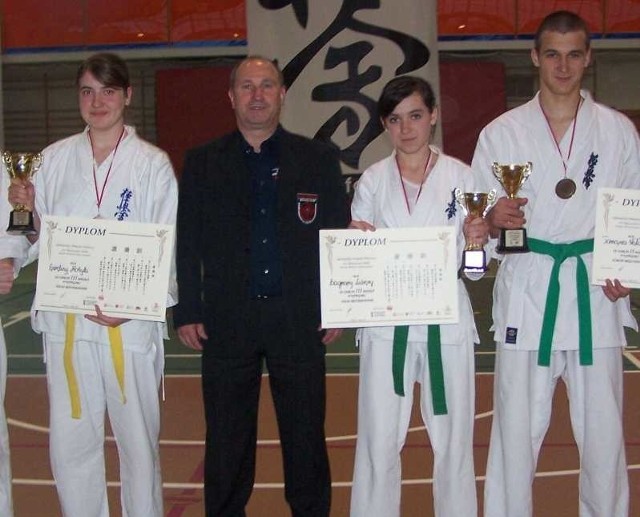 Medaliści z tarnobrzeskiego klubu, od lewej: Ewelina Motyka, Dagmara Lubera i Tomasz Kołodziej z trenerem Ryszardem Kiperem.