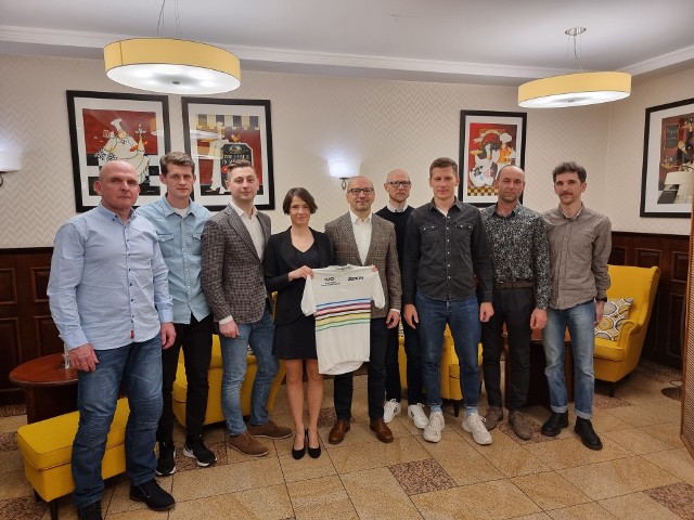 Grupa kolarska Agrochest Kostrzyn na podsumowaniu sezonu w hotelu Ulubiony. Od lewej: Robert Płotkowiak (trener Kamili Wójcikiewicz), Mateusz Laszczyk, Jonasz Biesiada (kierownik grupy), Kamila Wójcikiewicz, Tomasz Rybarczyk (szef grupy), Przemysław Mikołajczyk, Mateusz Kanoniczak. Wojciech Czajka i Michał Czapla. Na zdjęciu brakuje Marcina Korzeniowskiego, Damiana Bartoszka i Piotra Tomany