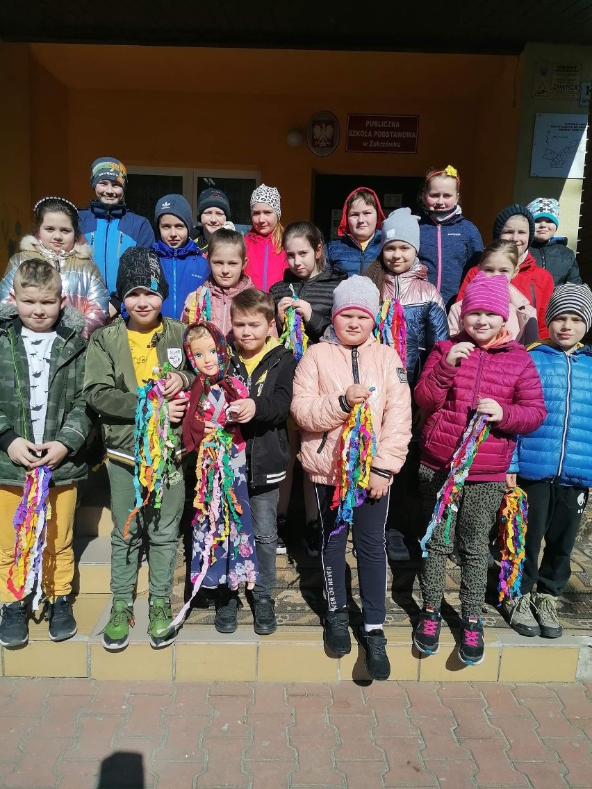 Barwne powitanie wiosny uczniów Publicznej Szkoły Podstawowej w Zakrzówku pod Kazanowem. Zobacz zdjęcia