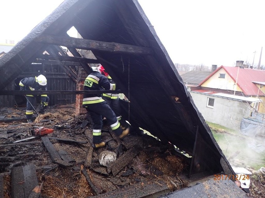 Drewniany dom płonął na ulicy Pasternik w Starachowicach [ZDJĘCIA]