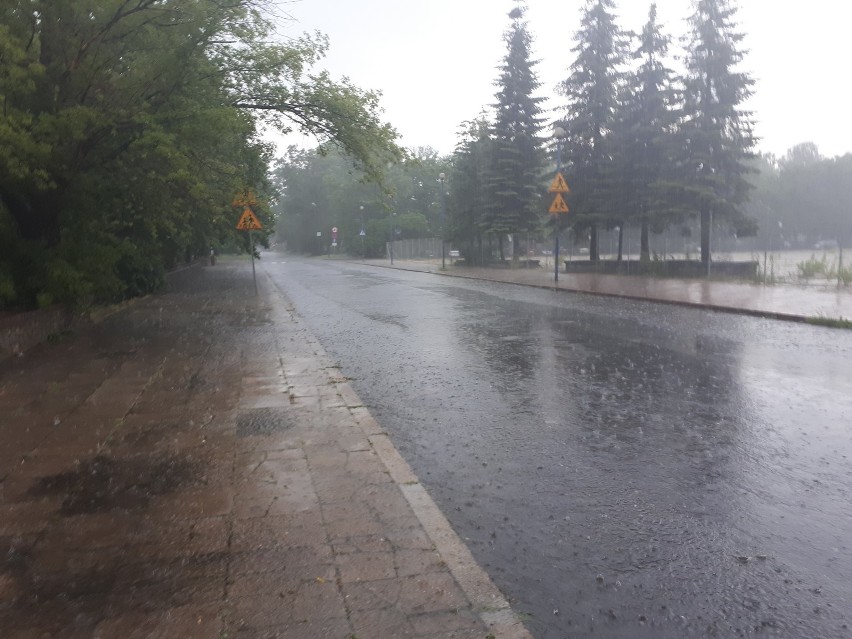 Burza w Łodzi. Wielkie oberwanie chmury w Łodzi. Ulewa zalała ulice! Zobacz zdjęcia z ulic 17 czerwca 2020