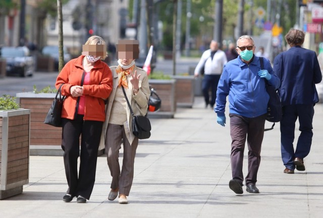 Powiat zielonogórski to kolejne miejsce w Lubuskiem, które powróciło do umownej żółtej strefy. Oznacza to, że ma mniej niż średnio 25 nowych przypadków koronawirusa dziennie. W żółtej strefie od poniedziałku jest już powiat strzelecko-drezdenecki, a od wtorku - powiat żarski. W środę, 21 kwietnia poinformowano o 281 nowych zakażeniach koronawirusem w Lubuskiem. To więcej niż w poniedziałek i wtorek, ale znacznie mniej niż tydzień temu. Dzięki temu wskaźnik zakażeń w regionie spadł do poziomu 31,4 os. na 100 tys. mieszkańców.W widoczny sposób poprawia się sytuacja w powiecie międzyrzeckim. Przez wiele dni była to ta część Lubuskiego, która z koronawirusem radziła sobie najgorzej. Teraz najwyższy wskaźnik zakażeń jest w powiecie sulęcińskim.Na kolejnych podstronach zobaczysz, jak bardzo pospadały wskaźniki zakażeń w poszczególnych powiatach.WIDEO:Ozdrowieńcy odporni przez rok?