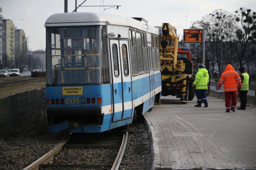 "Jak mamy jeździć tramwajami we Wrocławiu? Córka podczas wykolejenia uderzyła się w głowę. Boimy się o nasze zdrowie" [LIST CZYTELNIKA]