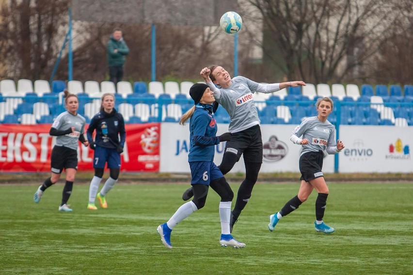 Na stadionie przy ul. Słowiańskiej w Bydgoszczy piłkarki...