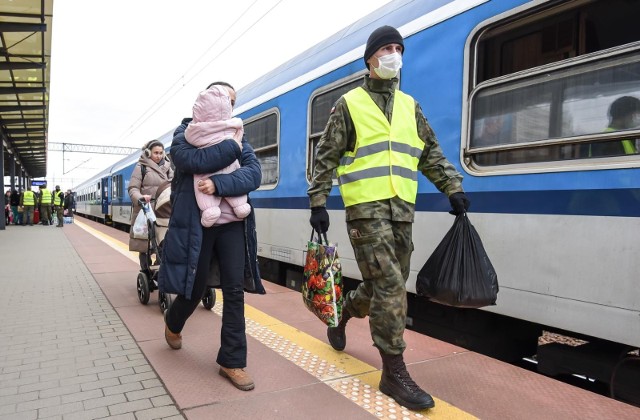 W poradniku "Bądź gotowy" w prosty sposób wyjaśniono, jak przygotować się do funkcjonowania w sytuacji kryzysowej, czyli co zrobić, by uniknąć zagrożenia i jak się zachować podczas jego wystąpienia. Poradnik składa się z dwóch części. Pierwsza zawiera informacje niezbędne do przygotowania się na zagrożenie, a w drugiej znajdziemy konkretne wskazówki, jak działać. Z materiału dowiadujemy się, m.in.: jak budować odporność na poziomie rodziny, aby zwiększyć bezpieczeństwo swoje i swoich bliskich; jak chronić się przed dezinformacją, aby nie ulec np. panice. Autorzy informują również, jak się zachować podczas alarmu i co oznaczają poszczególne sygnały. Jest mowa o ewentualnej ewakuacji i o tym, jak się zachować w przypadku skażenia terenu, braku dostaw energii elektrycznej czy też sytuacji zakładniczej oraz jak udzielić pierwszej pomocy.Co zatem zrobić, gdy wystąpi takie zagrożenie? Zobacz koniecznie na kolejnych slajdach >>>>>