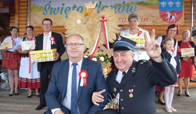 Tak się cieszyło sołectwo Ludynia z zajęcia pierwszego miejsca w konkursie gminnym na najładniejszy wieniec dożynkowy w Krasocinie.