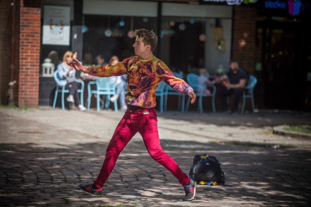 Performance Mikołaja Prynkiewicza „W niedzielę to ja chodzę na dancefloor” zobaczyć można przez cały dzień na deptaku przy ul. Nowobramskiej. Słupski aktor i tancerz podczas 12-godzinnej akcji zachęca przechodniów do wspólnego świętowania Międzynarodowego Dnia Tańca. 