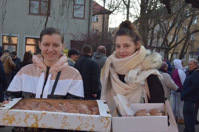 W tłusty czwartek, 28 lutego, od porannych godzin nowosolanie uganiali się za pączkami. Od wielu lat największą „renomą” cieszą się pączki z cukierni na rogu ulic Szkolnej i Parafialnej, gdzie kolejka przekraczała ponad 50 osób i trzeba było odstać ponad godzinę, a nawet dwie! Mało kto wychodził z kilkoma pączkami, przeważały dziesiątki sztuk. Dla kolegów z firmy pan Marek kupił 60 sztuk. Pani Violetta z urzędu – 40, pani Małgorzata - 60 dla Środowiskowego Domu Samopomocy. Pan Krzysztof oraz Panie Ania i Paulina też cieszyły się z dokonanego już zakupu słodkości po 2,20 zł za sztukę. W innych prywatnych cukierniach cena wahała się od 1,60 do 1,90. Np. pani Joanna z Plast -Metu zapłaciła po 76 zł za 40 sztuk w cukierni (Fijoła), koło znanej pizzerii. Najtańsze jednak były pączki w marketach. W Biedronce za 12 sztuk pani Małgorzata zapłaciła 4,99 zł, podobnie pani Luiza. A pan Krzysiek w Lidlu zaplacił za sztukę 36 groszy! Zobacz wideo: Andrzej Polan i jego przepis na idealne pączkiwideo: Dzień Dobry TVN